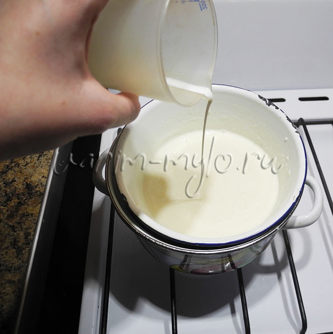 Добавить тёплое молоко